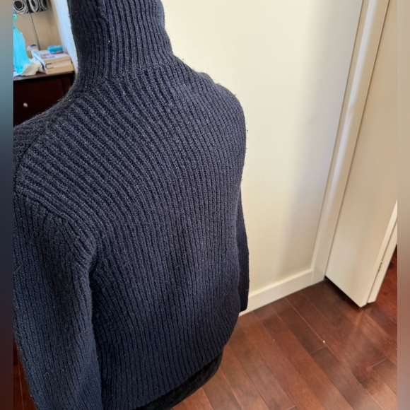 🟢EUC H&M NAVY knit sweater. Could use some fuzz removal.🟢 - Picture 6 of 6